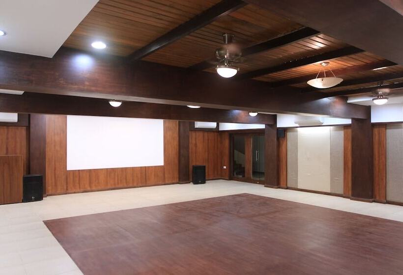 فندق Kadambavanam Ethnic Village Resort