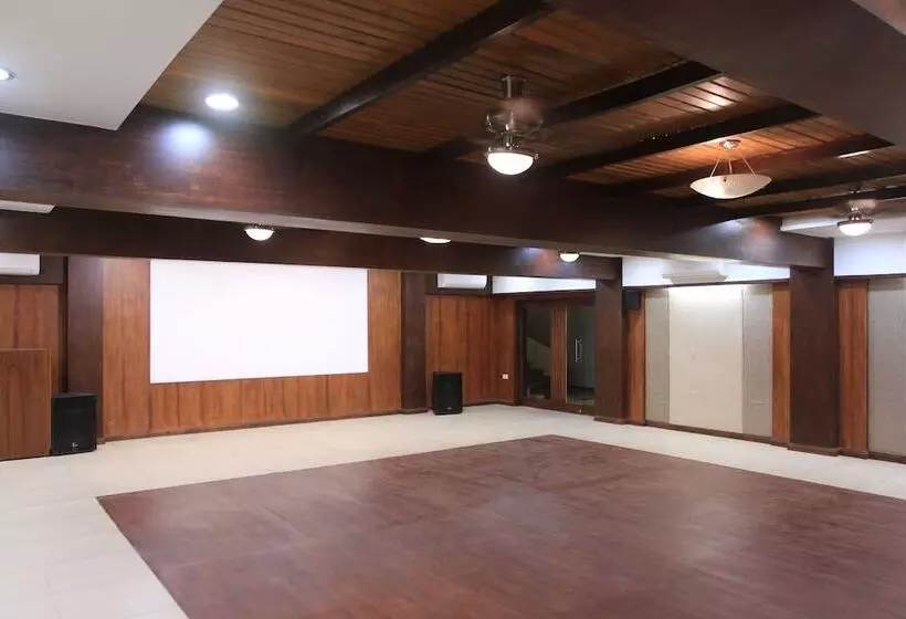 Отель Kadambavanam Ethnic Village Resort