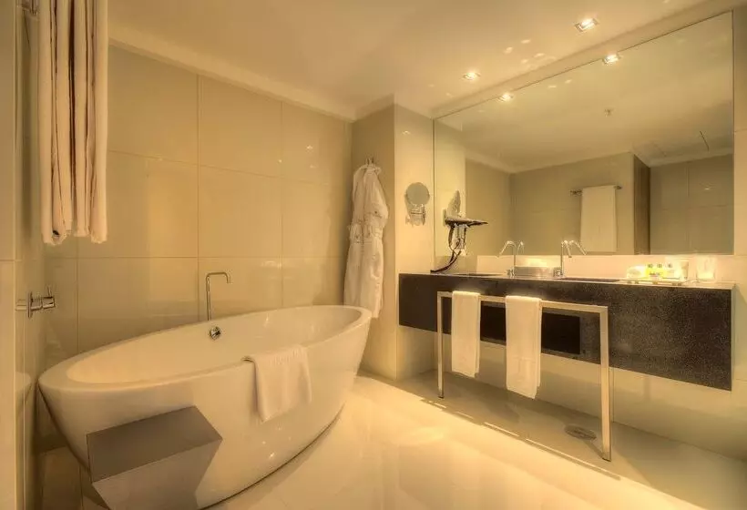 Hotel NH Collection Porto Batalha