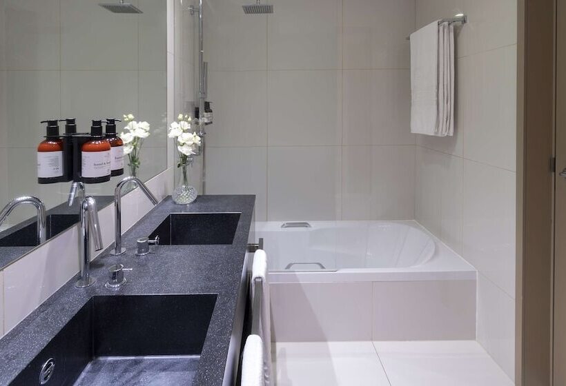 هتل NH Collection Porto Batalha