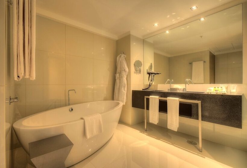 هتل NH Collection Porto Batalha