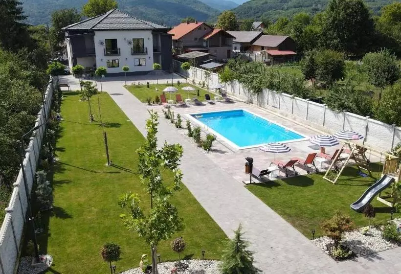 ペンション Casa Rares & Karina