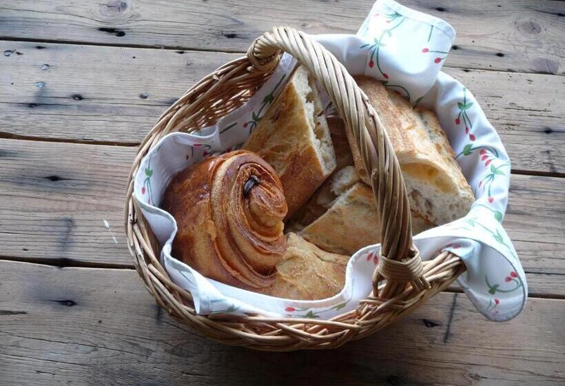 住宿加早餐  Bretagne Chambre D Hôtes Suite 53m2 Et Caravane Vintage Avec Cuisine Et Salle De Bains Privées Britt