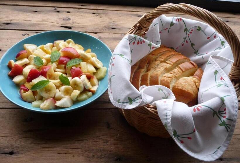 住宿加早餐  Bretagne Chambre D Hôtes Suite 53m2 Et Caravane Vintage Avec Cuisine Et Salle De Bains Privées Britt