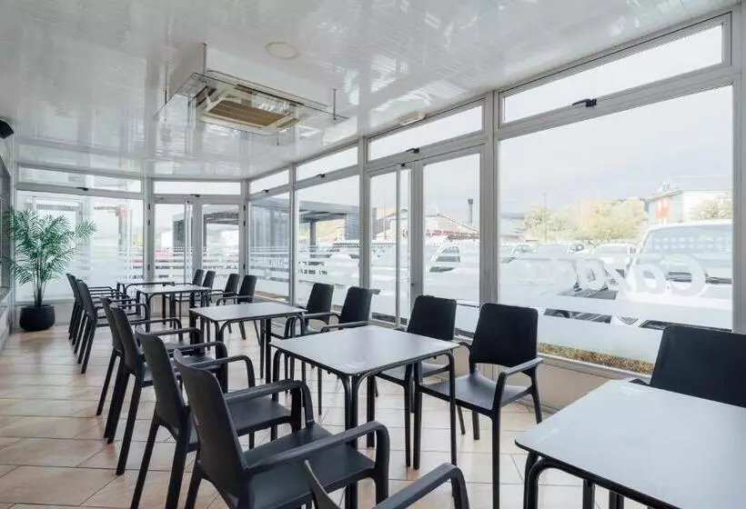 ホテル Restaurante Cazador