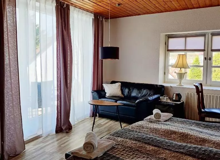 Majatalo Penzion Stranny