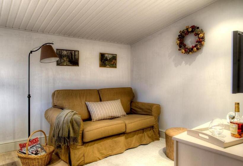 Пансион Under Oaks