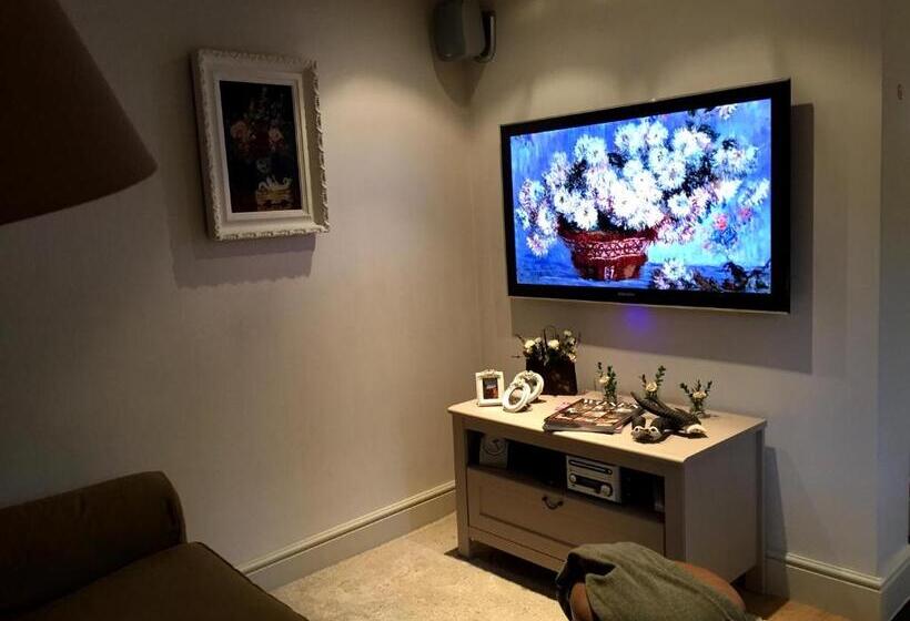 Пансион Under Oaks