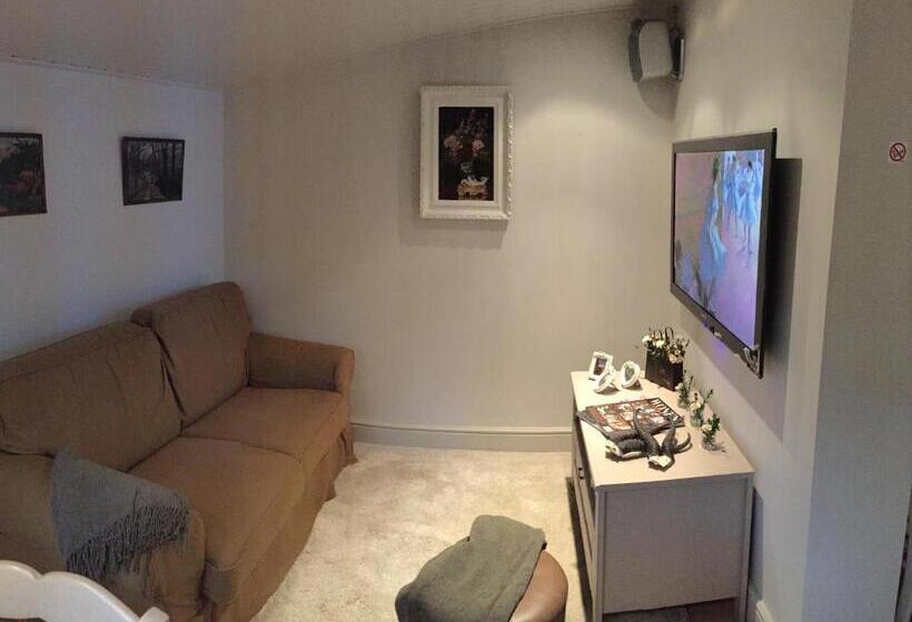 Пансион Under Oaks