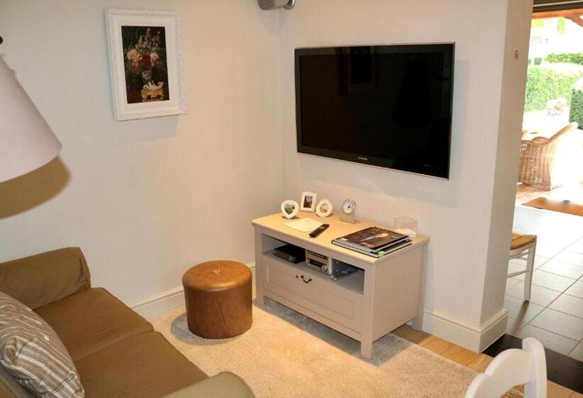 Пансион Under Oaks