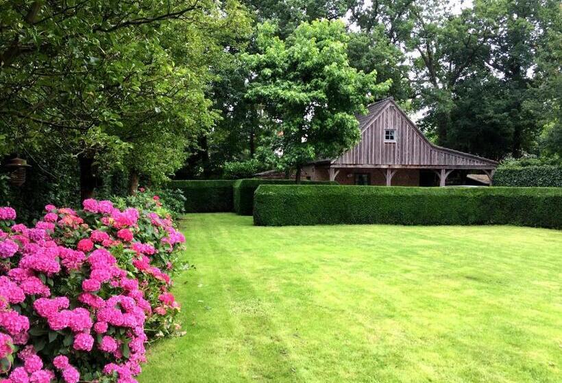 Пансион Under Oaks