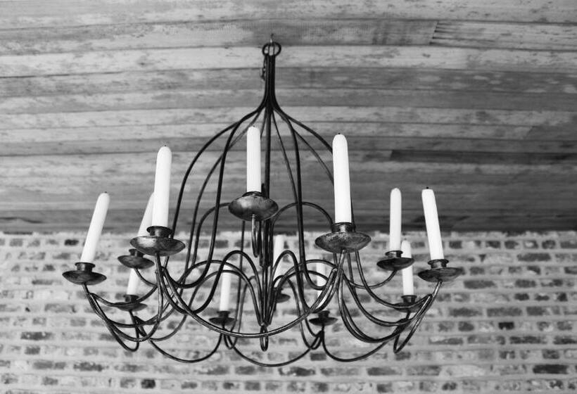 Пансион Under Oaks