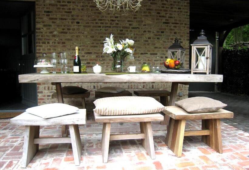 Пансион Under Oaks