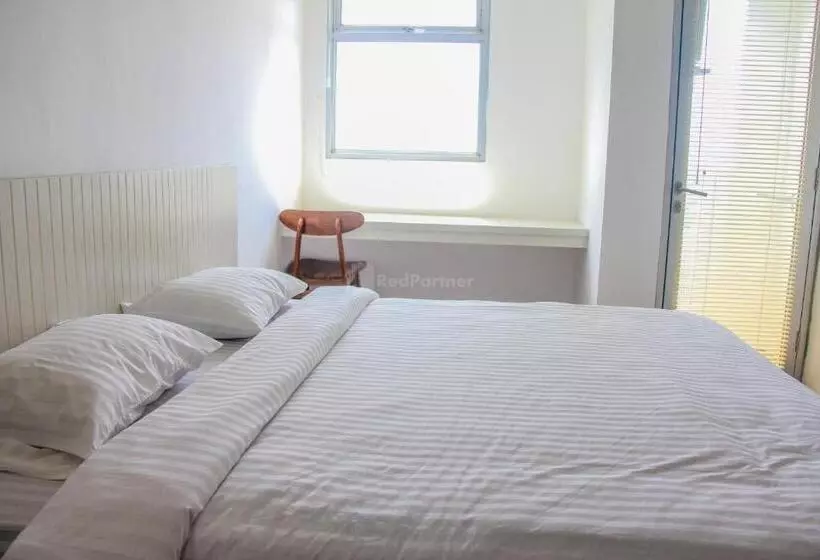 Hotelli Redliving Apartemen Gunung Putri Square  Sansan Room Tower Pinus