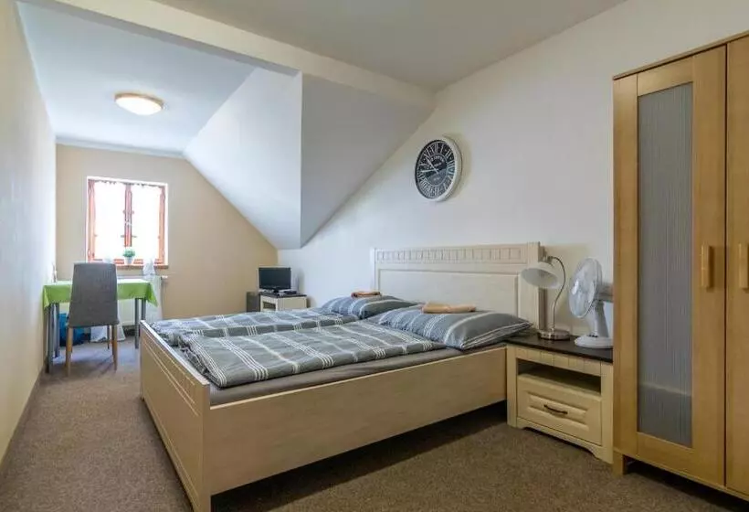 Hotelli Penzion A Restaurace U Vladaře