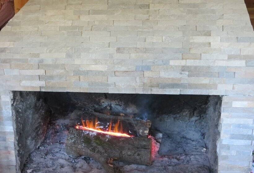 Отель Petrunauco Lodge