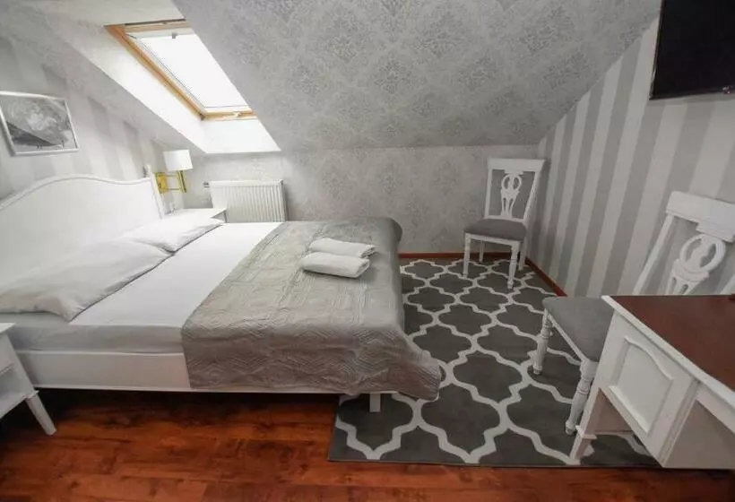 Hotelli Dwór Ostoia