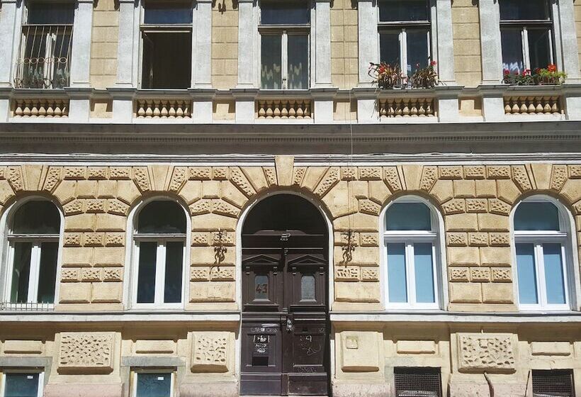 هتل Happy Home Budapest Pop