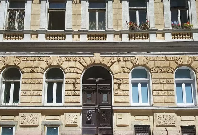 هتل Happy Home Budapest Pop