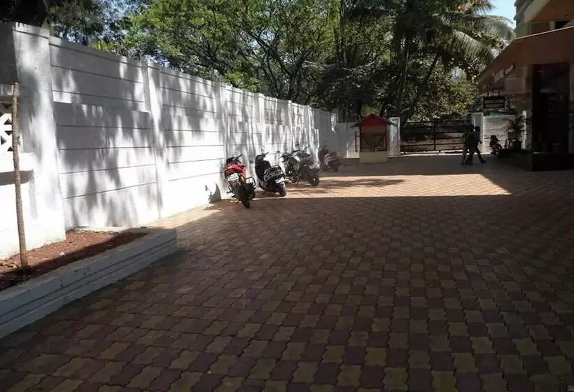 בית מלון כפרי Royal Park Residency