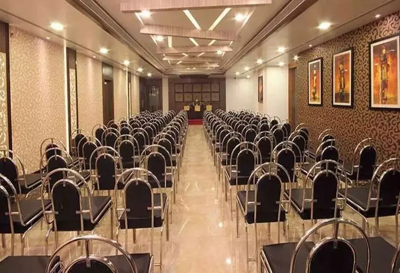 בית מלון כפרי Royal Park Residency