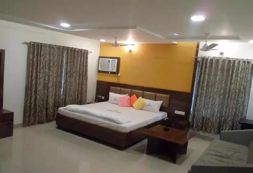 בית מלון כפרי Royal Park Residency