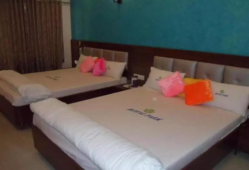 בית מלון כפרי Royal Park Residency