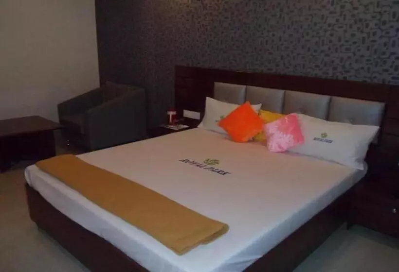 בית מלון כפרי Royal Park Residency