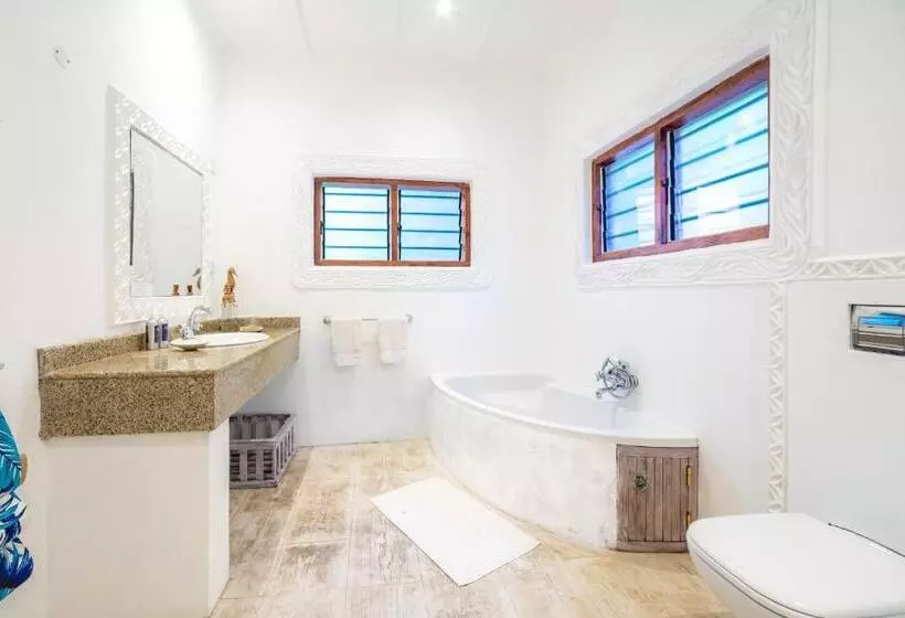 هتل Nomad Beach Resort