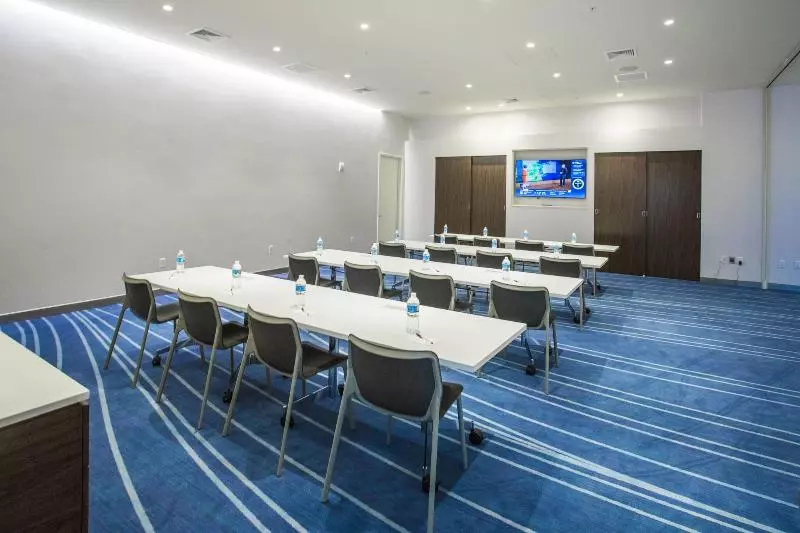 Отель Residence Inn By Marriott The Bronx At Metro Center Atrium