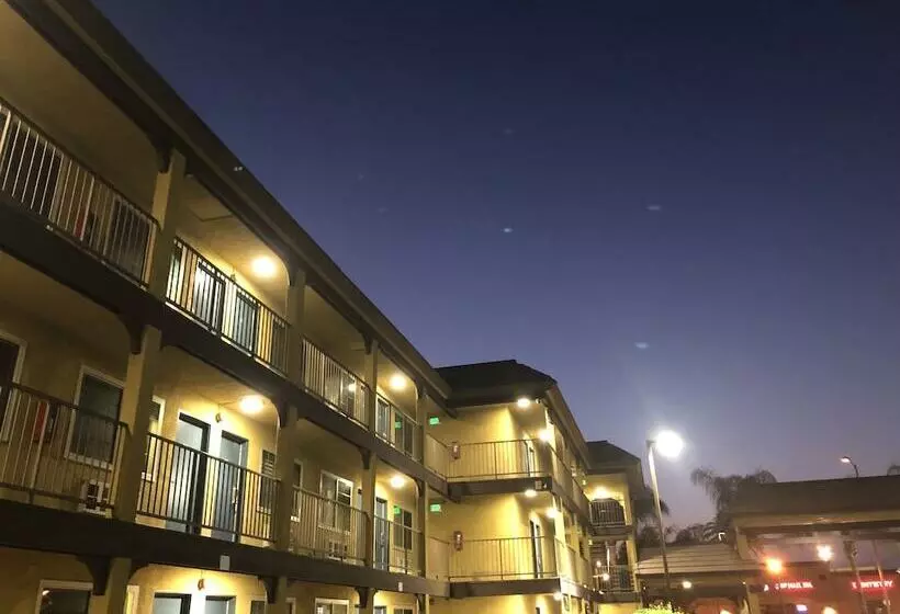 Otel Simply Home Inn & Suites Riverside