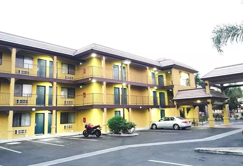 Otel Simply Home Inn & Suites Riverside