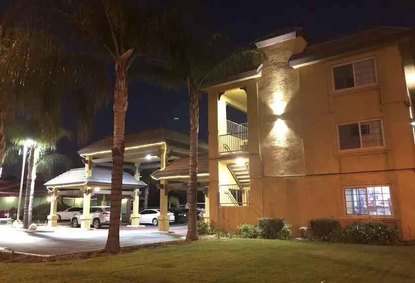 Otel Simply Home Inn & Suites Riverside