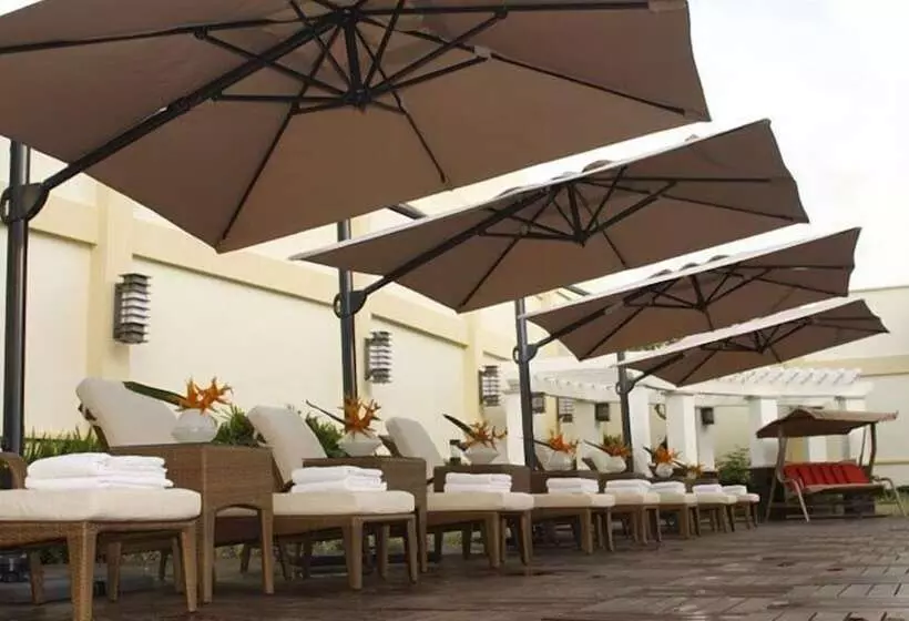 בית מלון כפרי The Avenue Plaza