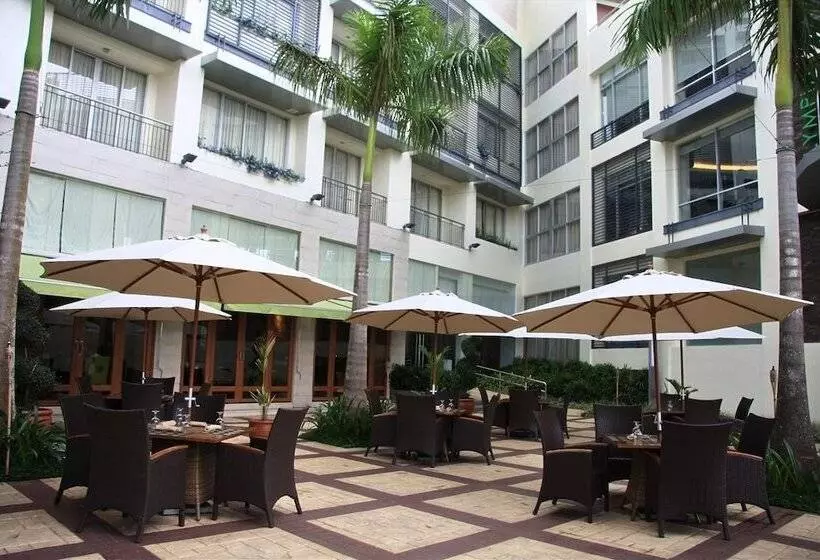 בית מלון כפרי The Avenue Plaza