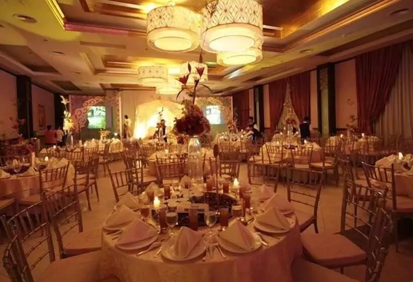 בית מלון כפרי The Avenue Plaza