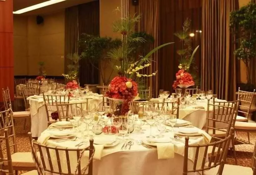 בית מלון כפרי The Avenue Plaza