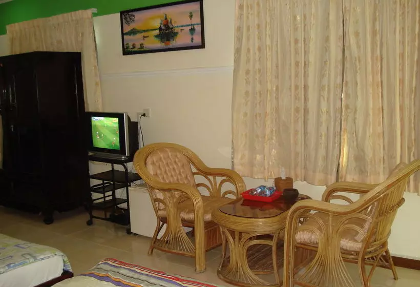 Отель The Green House