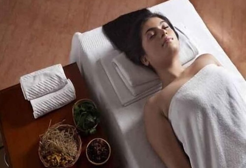 منتجع Blue Waters Cherai