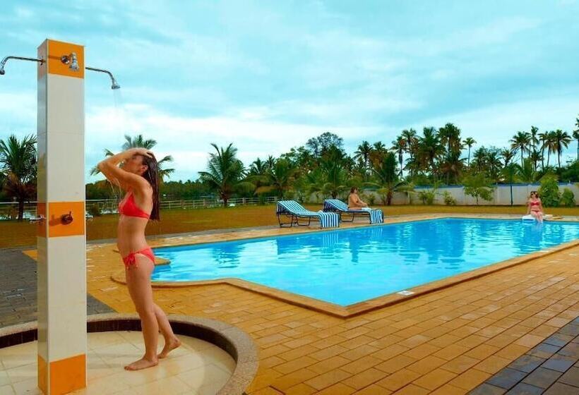 منتجع Blue Waters Cherai