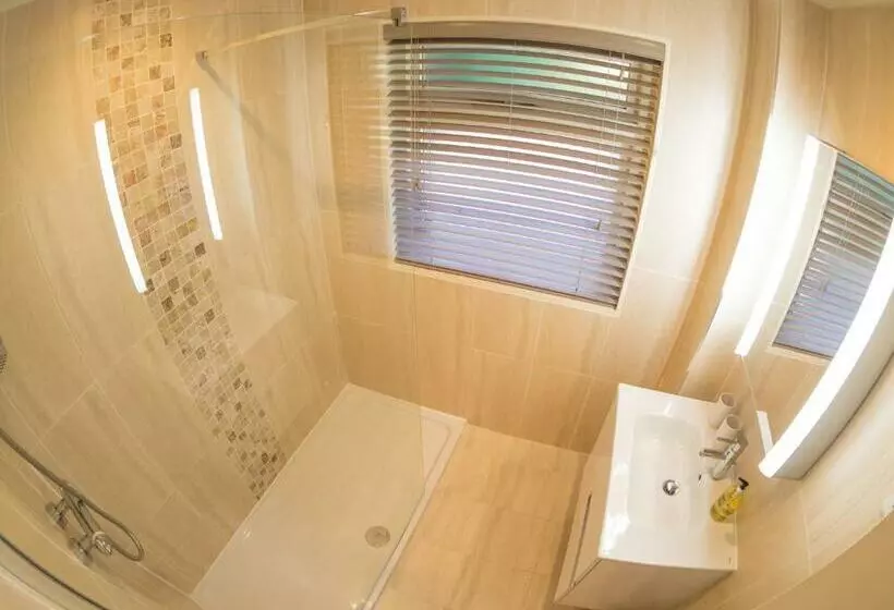 Majatalo Yew Tree Cottage