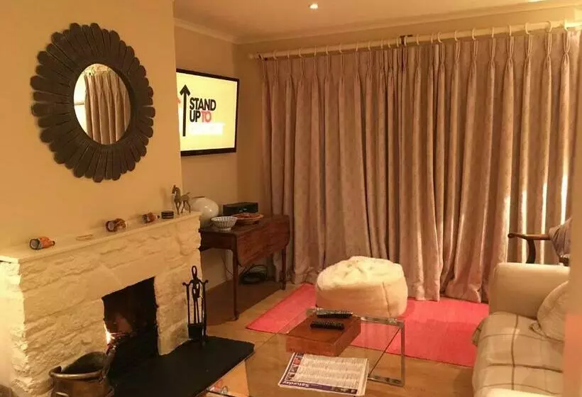 Majatalo Yew Tree Cottage