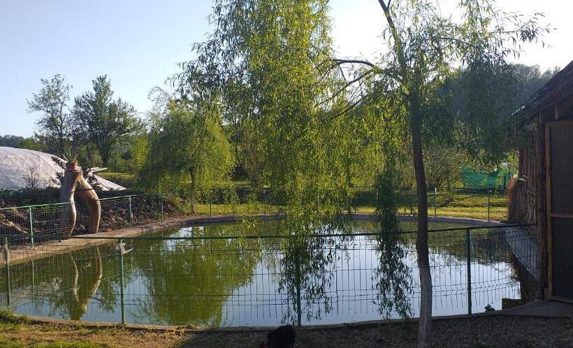 بنسيون Căsuța Din Zarand şi Punctul Gastronomic Local Miliza