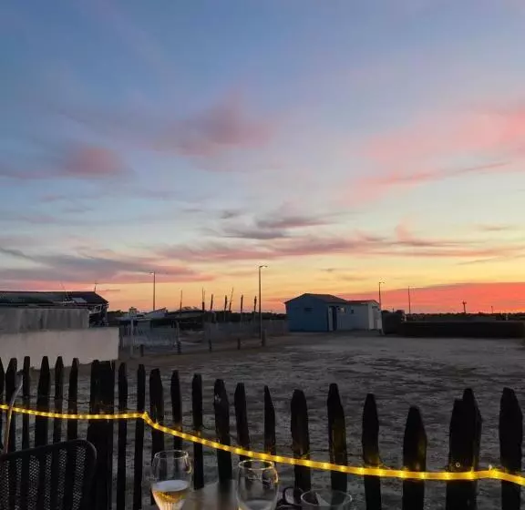 Majatalo A L Ombre Du Figuier