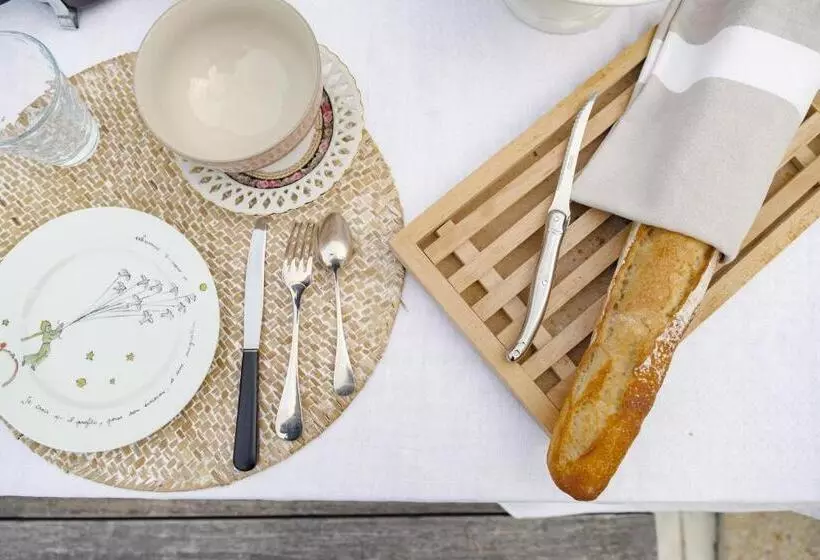 Majatalo A L Ombre Du Figuier