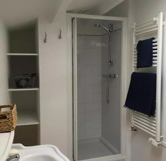 Majatalo A L Ombre Du Figuier