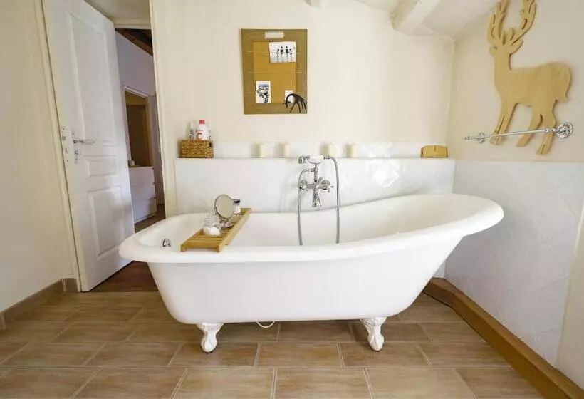 Majatalo A L Ombre Du Figuier