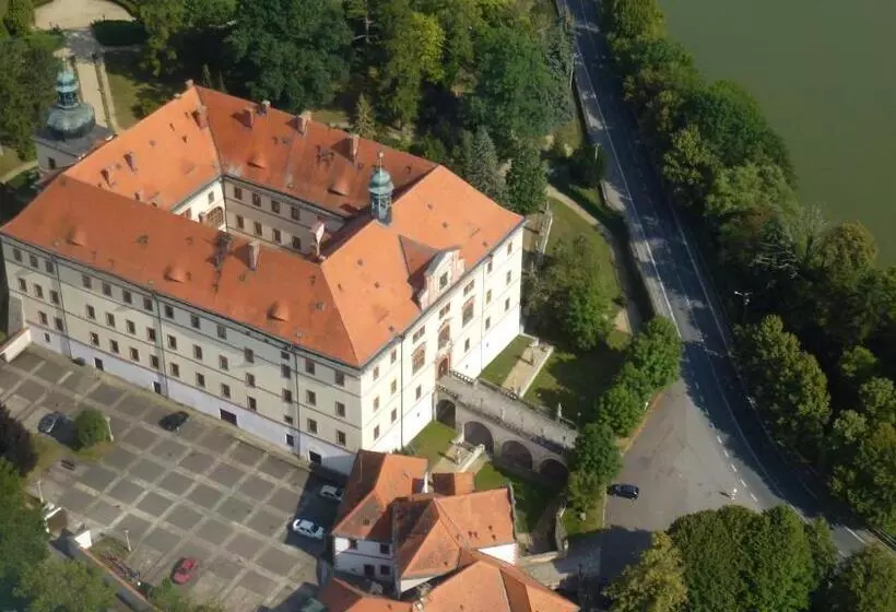 Majatalo Zámek Lnáře