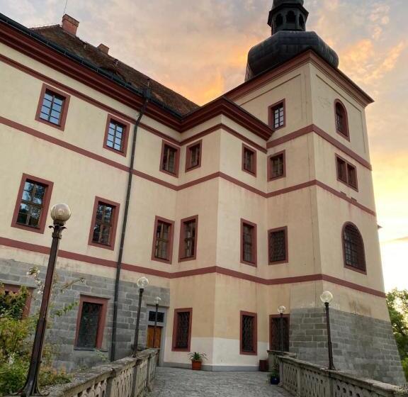 פנסיון Zámek Lnáře