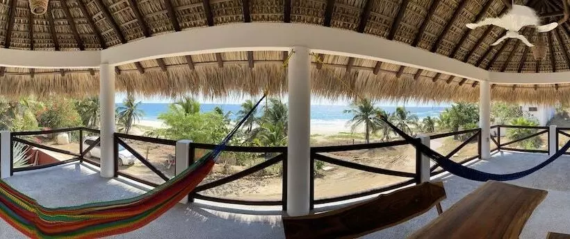 Aamiaismajoitus (B&B) Beachfront Paradise Boutique